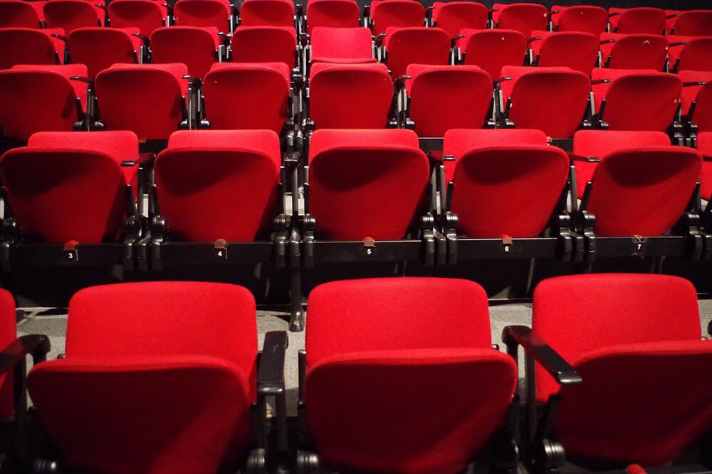 Красные театральные кресла
